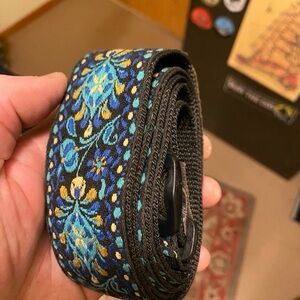 Nice Ernie Ball Guitar Strap with Vintage Blue Psychedelic Floral Print